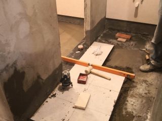 地砖铺贴及地面找平施作
