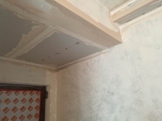 现场背景墙及隔墙施作