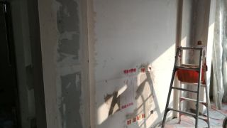 现场背景墙及隔墙施作