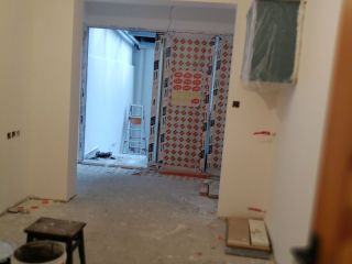 地砖铺贴及地面找平施作