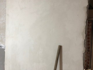 现场背景墙及隔墙施作