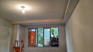 现场背景墙及隔墙施作