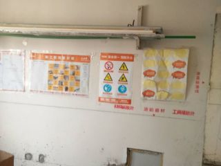 现场背景墙及隔墙施作