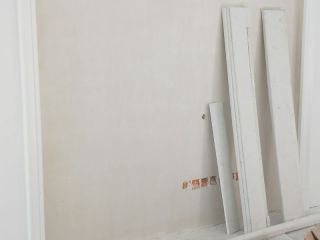 现场背景墙及隔墙施作