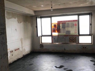 地砖铺贴及地面找平施作