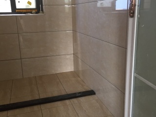 地砖铺贴及地面找平施作