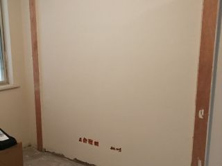 现场背景墙及隔墙施作