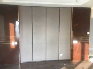 现场背景墙及隔墙施作