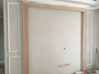 现场背景墙及隔墙施作