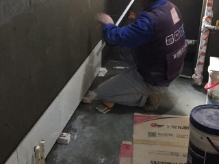 地砖铺贴及地面找平施作