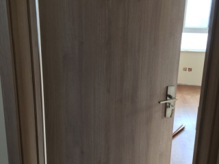 套装门、踢脚线安装
