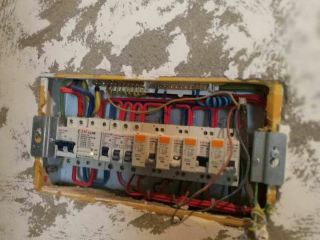 强、弱电路穿线施作