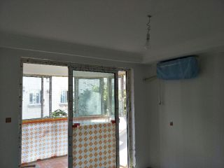 现场背景墙及隔墙施作