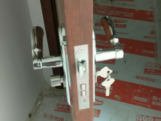 套装门、踢脚线安装