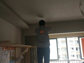 现场背景墙及隔墙施作