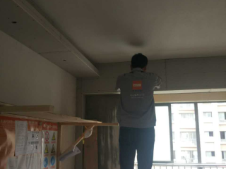 现场背景墙及隔墙施作