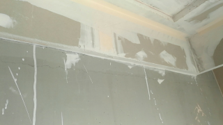 现场背景墙及隔墙施作