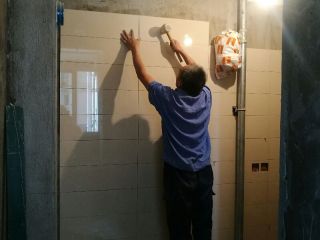 地砖铺贴及地面找平施作