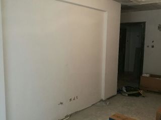 现场背景墙及隔墙施作