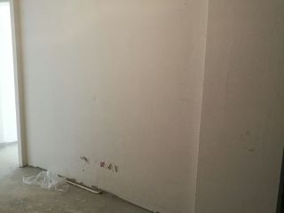 现场背景墙及隔墙施作