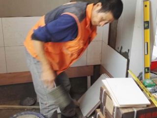 厨房、卫生间墙砖施作