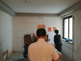 现场背景墙及隔墙施作