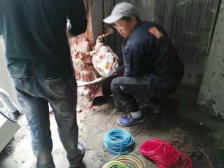 强、弱电路穿线施作