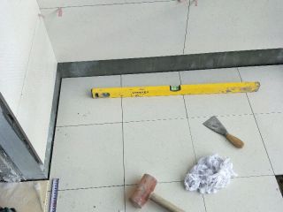 地砖铺贴及地面找平施作