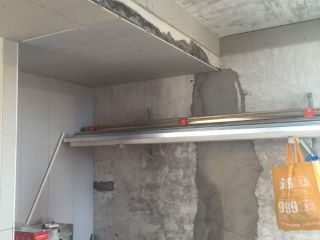 现场背景墙及隔墙施作