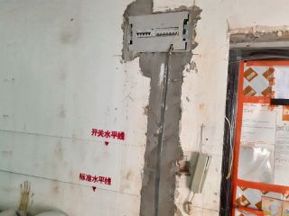 现场背景墙及隔墙施作