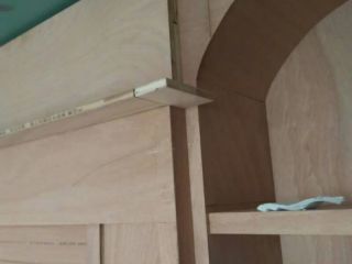 现场背景墙及隔墙施作