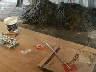 地砖铺贴及地面找平施作