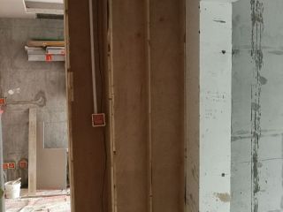 现场背景墙及隔墙施作