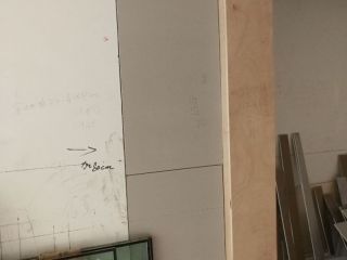 现场背景墙及隔墙施作