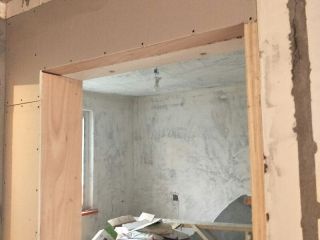 现场背景墙及隔墙施作