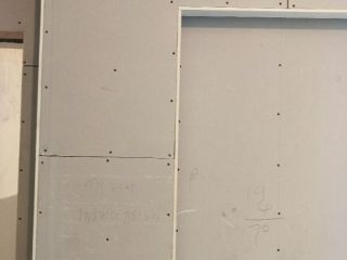 现场背景墙及隔墙施作