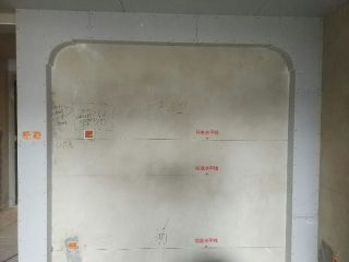 现场背景墙及隔墙施作