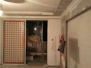 现场背景墙及隔墙施作