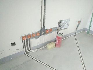 水、电管开槽施工