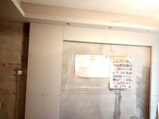 现场背景墙及隔墙施作