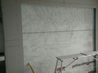 现场背景墙及隔墙施作