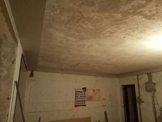 现场背景墙及隔墙施作