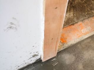 现场背景墙及隔墙施作