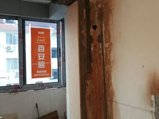 现场背景墙及隔墙施作