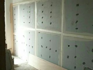 现场背景墙及隔墙施作