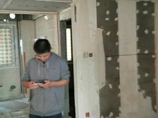 现场背景墙及隔墙施作