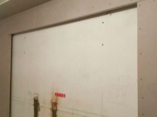 现场背景墙及隔墙施作