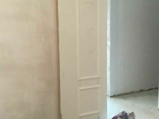 现场背景墙及隔墙施作