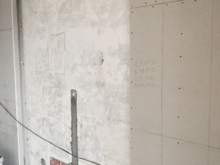 现场背景墙及隔墙施作