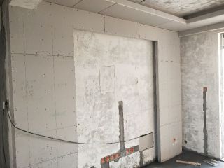 现场背景墙及隔墙施作